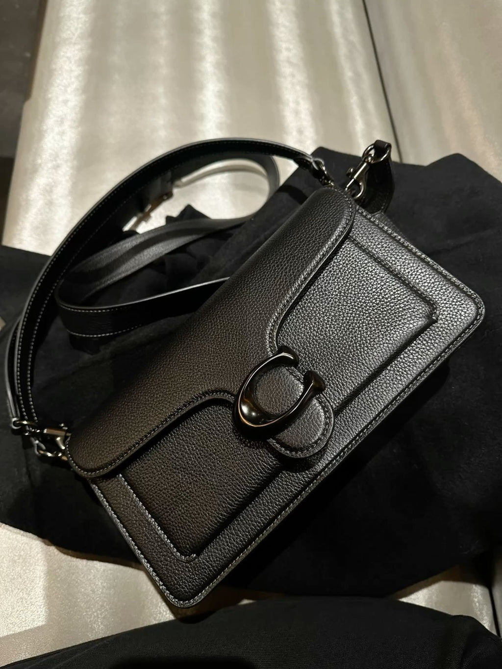 Modern Tabby 26 Shoulder Elegance